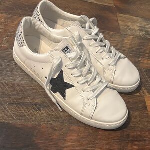 Vintage Havana Sneakers with Black Star Accent